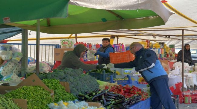 Çiğli Belediyesi pazar yerlerinde eldiven dağıttı