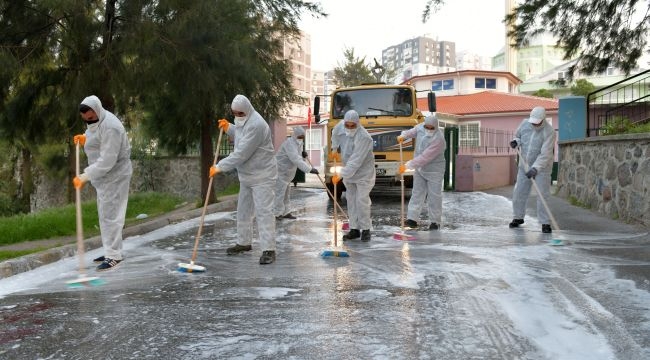  Çiğli'de sokaklar yıkandı