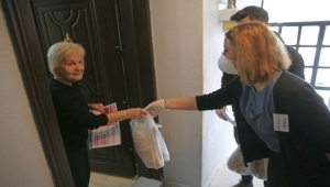 Karşıyaka'da korona gönüllüleri iş başında