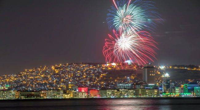  İzmir'de yüzüncü yıl coşkusuyla yer gök aydınlandı 
