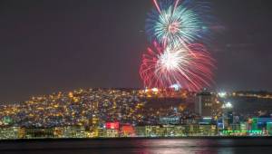 İzmir'de yüzüncü yıl coşkusuyla yer gök aydınlandı