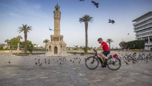 Başkan Soyer kutlamalara bisikletiyle katıldı