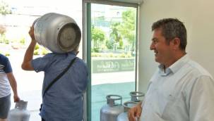 Çiğli'de bayram öncesi vatandaşa tüp ve gıda desteği