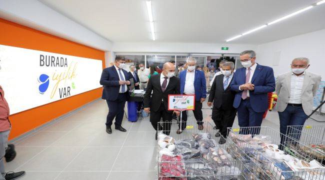 Gaziemir'de iyiliğin kapısı "Sosyal Market" açıldı