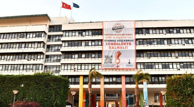 İzmir Büyükşehir Belediyesi'nden karekodlu dev pankart