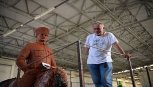 Cumhuriyet Meydanı'na yeni Atatürk heykeli