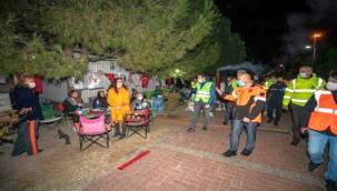 Başkan Soyer'den depremzedelere moral ziyareti