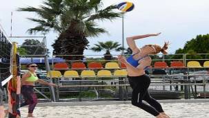 İzmir'de plaj voleybolu zamanı