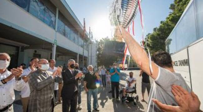 Şampiyonlar İzmir marşıyla karşılandı