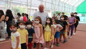 Başkan Karakayalı'dan Sporculara 700 Çift Ayakkabı