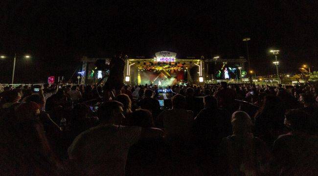 İzmir +1 Fest İkinci Gününde Göksel'i Ağırladı