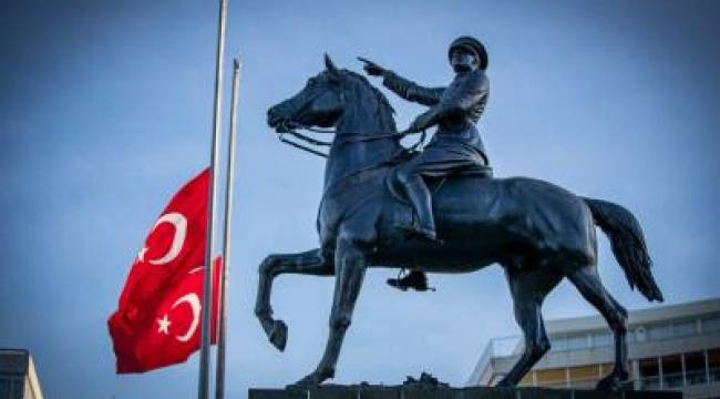 İzmir'de Ata'ya saygı için hayat durdu