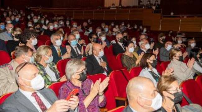 "İzmir, dünya kenti kimliğine kültür sanat alanında da ulaşacak"