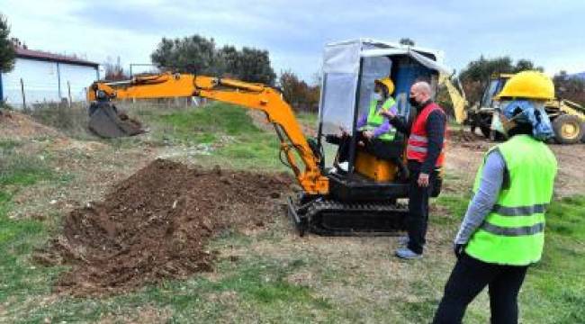 30 kadın, iş makinası operatörü ve ağır vasıta şoförü olmak için ter döküyor