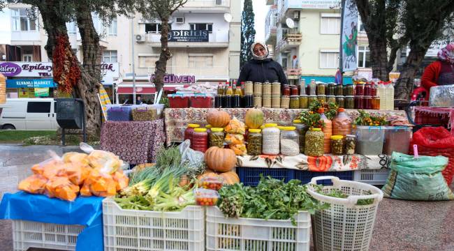 Sosyal medya fenomenleri Buca'nın Üretici Pazarı'nı keşfetti