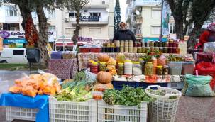 Sosyal medya fenomenleri Buca'nın Üretici Pazarı'nı keşfetti