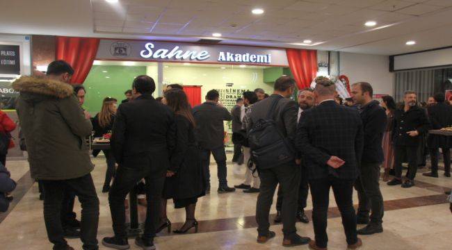 İzmir'in İlk Avm Tiyatrosu Perdelerini Açtı