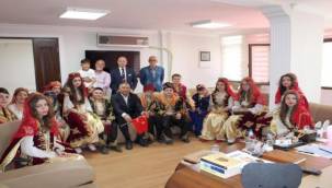 Ak Partili Başkan Çelik koltuğunu çocuklara devretti