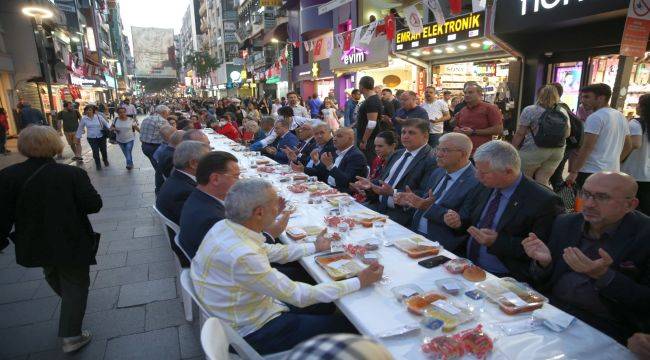 Karşıyaka Çarşı'da 5 Bin Kişilik İftar