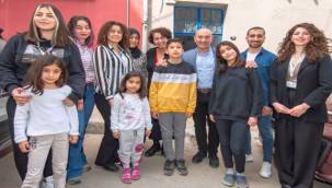 Üniversiteli gençler imkanı kısıtlı çocukların yanında