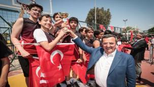 Başkan Batur,"Gelecek gençlerdedir"