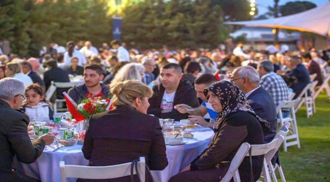 Tarihi Havagazı Fabrikası'nda şükran sofrası kuruldu