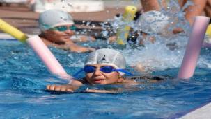 Çocuklar yazın keyfini yüzme dersleriyle çıkarıyor 