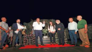 Sığacık Müjdat Gezen'i ayakta alkışladı