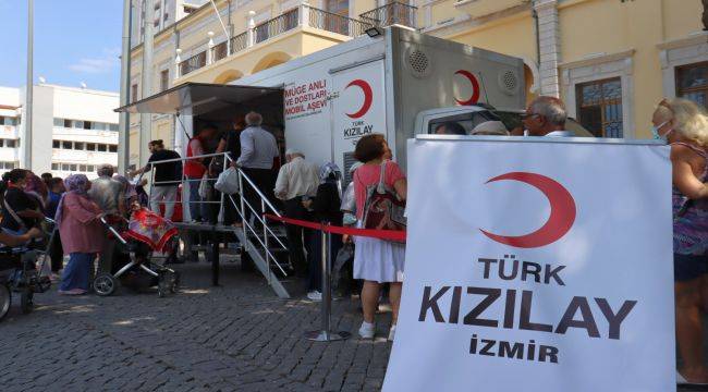 Türk Kızılay İzmir Şubesi'nden Vatandaşlara Aşure İkramı