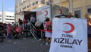 Türk Kızılay İzmir Şubesi'nden Vatandaşlara Aşure İkramı