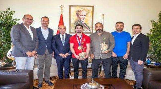 Başkan Soyer, Dünya şampiyonu Kerem Kamal'ı kutladı