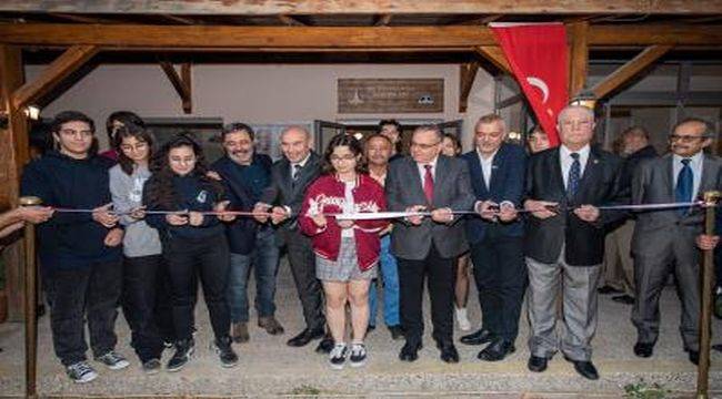 İzmir kitaba "Dört" elle sarılıyor