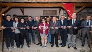 İzmir kitaba "Dört" elle sarılıyor