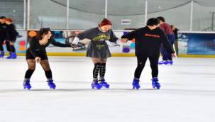 İzmir'de karneyi alan buz pistine koştu