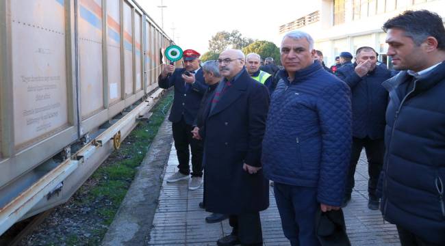 İzmir'den depremzedelere yaşam konteynerleri ve vagonlar dolusu yardım