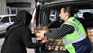 Bornova'da iftara sıcak yemek