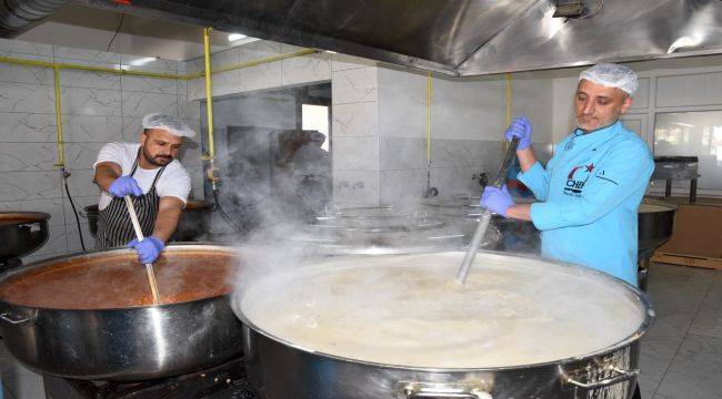 Menemen'de Her Gün 10 Bin Sıcak Yemek