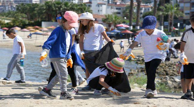 Kuşadası'nda kıyı temizliği