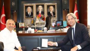 Milliyetçi Hareket Partisi İl Başkanı Şahin'den İzmir Kızılay'a Kurban Bağışı