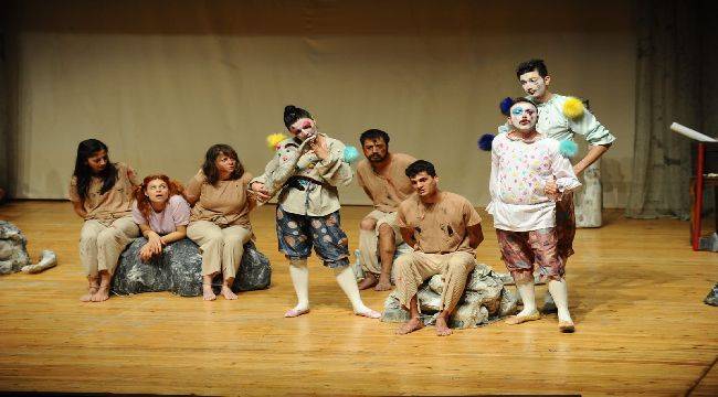 Karşıyaka Belediye Tiyatrosu "Vahşi Komedi" İle Perde Açtı