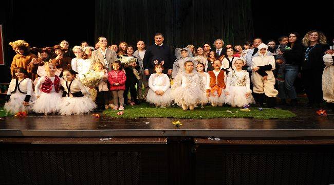 Karşıyaka'da binlerce yurttaş tiyatroyla buluştu
