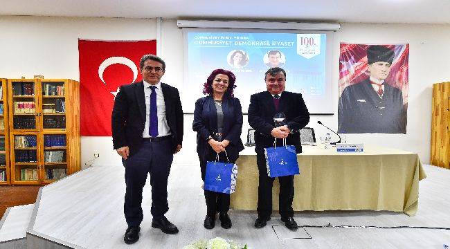 İzmir'de Cumhuriyet demokrasi ve siyaset konuşuldu