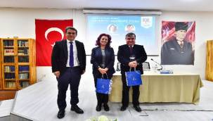 İzmir'de Cumhuriyet demokrasi ve siyaset konuşuldu