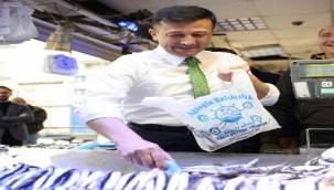 Balık Tezgahının Başına Geçen Hamza Dağ'dan Renkli Görüntüler 