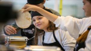 Çocuk şefler Karşıyaka'da mutfağa girdi