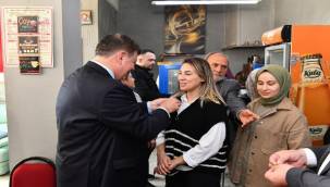 Başkan Tugay AKP'den İstifa Edip CHP'ye Geçenlere Parti Rozetini Taktı