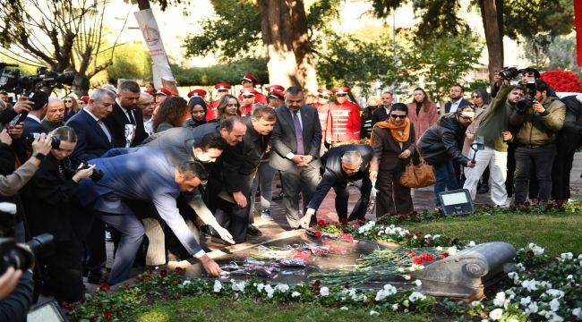 Başkan Tugay'dan Zübeyde Hanım'ın mezarı başında 8 Mart mesajı