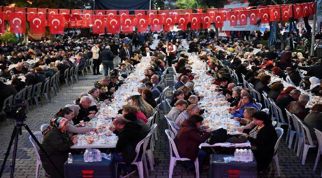 Başkan Tugay, Depremin Vurduğu Manavkuyu'da İftara Katıldı