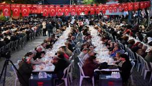 Başkan Tugay, Depremin Vurduğu Manavkuyu'da İftara Katıldı