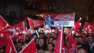 Binlerce Seferihisarlı Yetişkin'in Mitinginde Buluştu